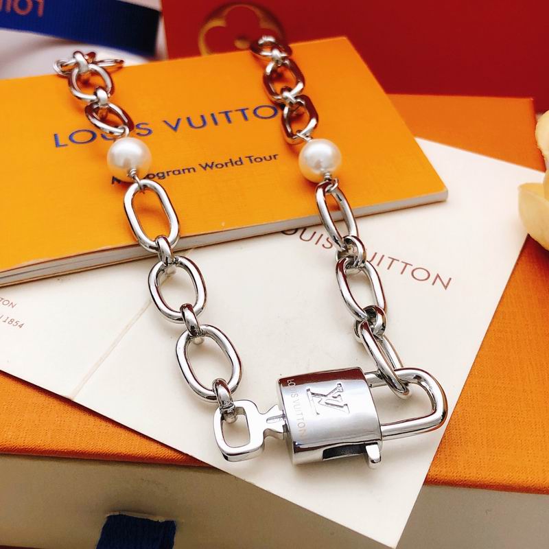 LV Necklace 05yxs63 (3)