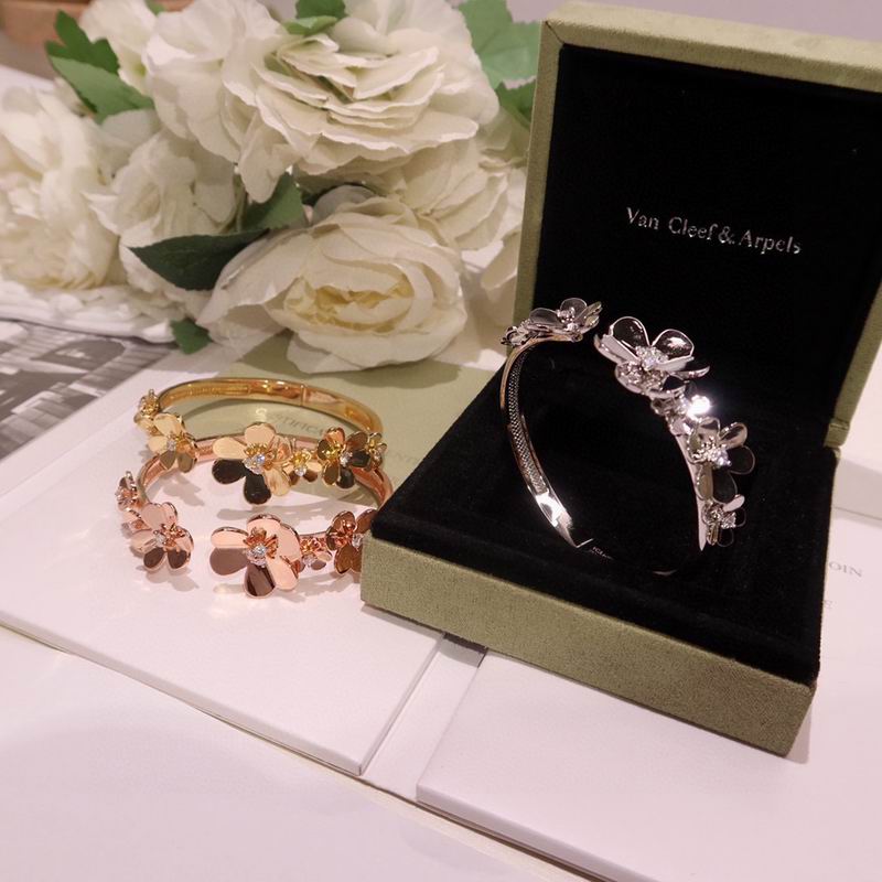 Van Cleef & Arpels  Bracelet  05yxs03 (7)