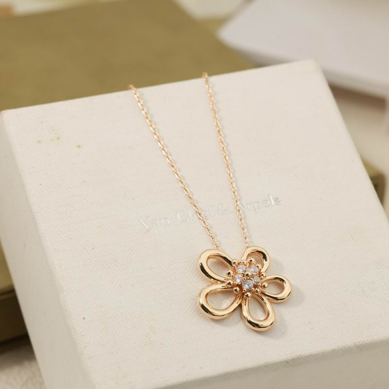 Van Cleef & Arpels  Suits 05yxs06 (2)