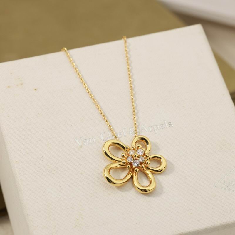 Van Cleef & Arpels  Suits 05yxs06 (3)