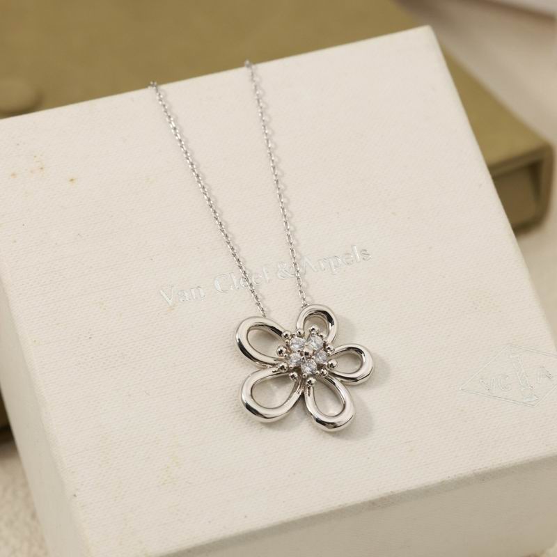 Van Cleef & Arpels  Suits 05yxs06 (4)