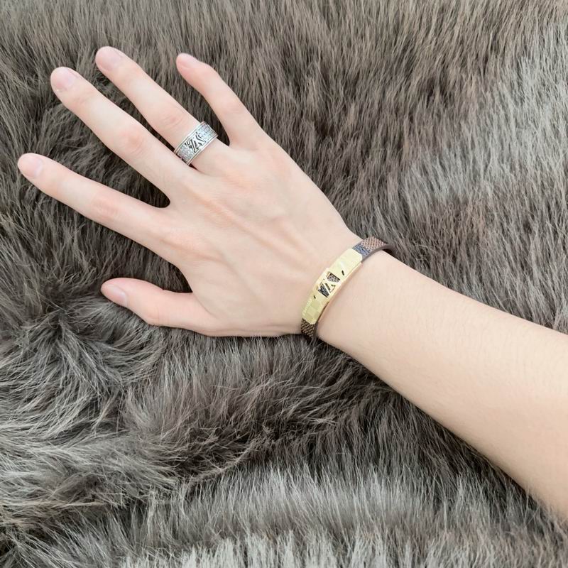 LV Bracelet  05yxs174 (5)