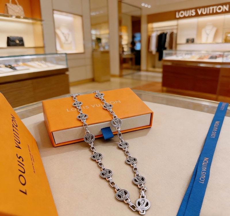 LV Necklace 05yxs137 (2)