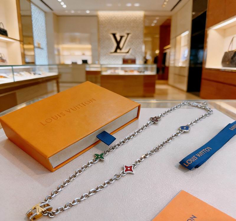 LV Necklace 05yxs92 (2)