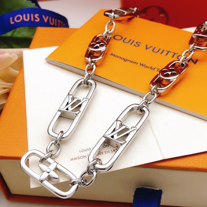 LV Necklace 05yxs97 (10)