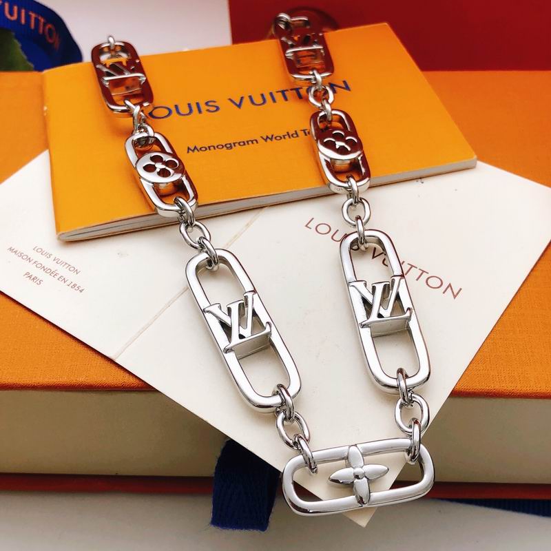 LV Necklace 05yxs97 (9)