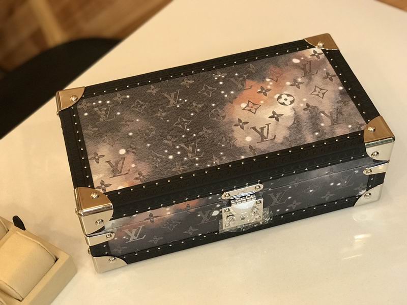 LV M4700B 34x18x11cm QS-3