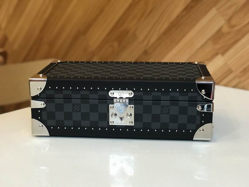 LV M4700B 34x18x11cm QS-4