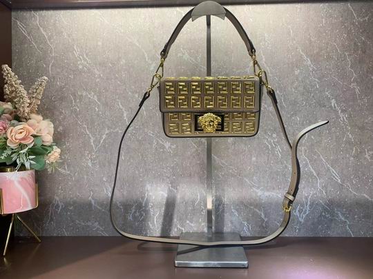 Fendi F0670 21cm CN3色