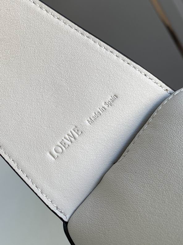 Loewe 060688 28.7x10.7x5.5cm ss1 (7)