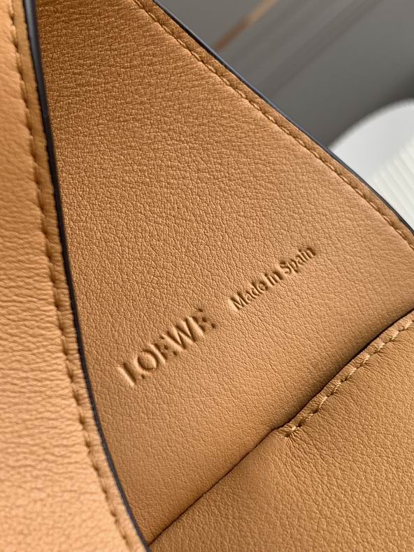 Loewe 060688 28.7x10.7x5.5cm ss5 (5)