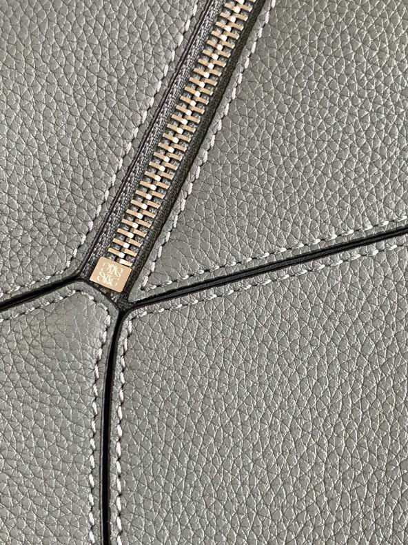 Loewe 061827 29x19.5x14c ss11 (4)