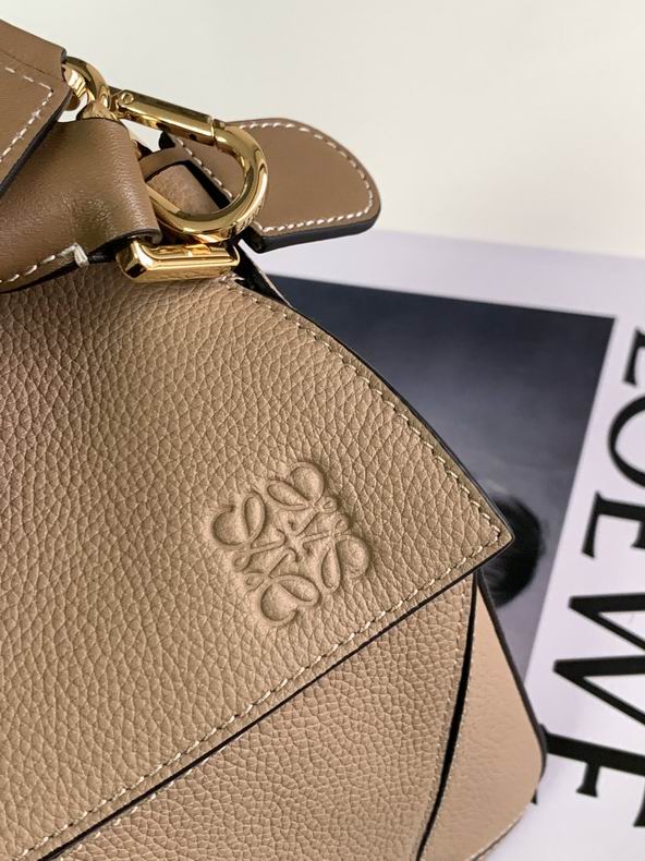 Loewe 061827 29x19.5x14c ss12 (7)