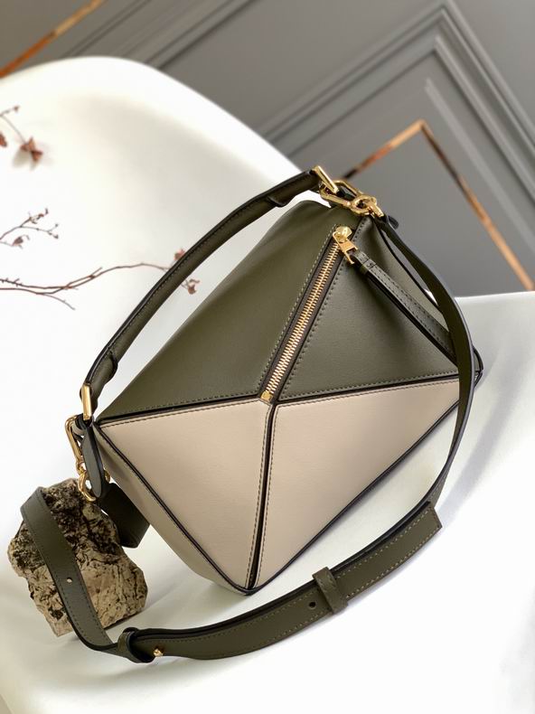 Loewe 061827 29x19.5x14c ss13 (8)