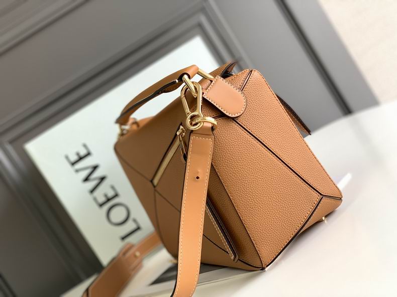 Loewe 061827 29x19.5x14c ss3 (9)