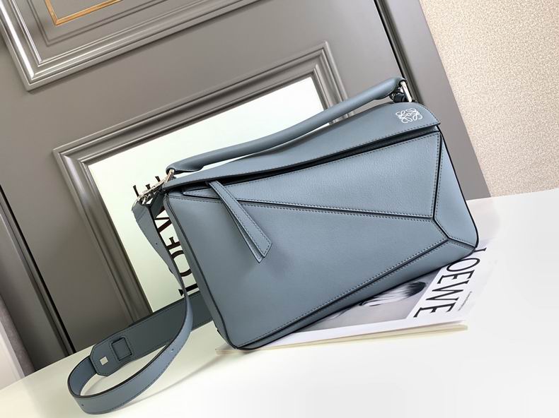 Loewe 061827 29x19.5x14c ss4 (1)