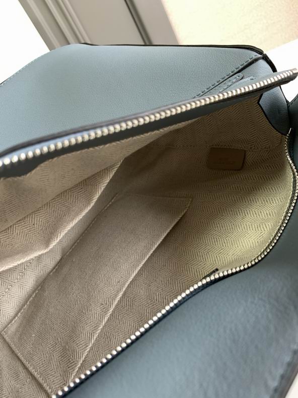 Loewe 061827 29x19.5x14c ss4 (2)