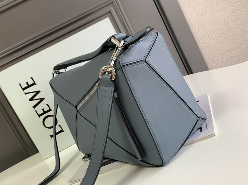 Loewe 061827 29x19.5x14c ss4 (9)