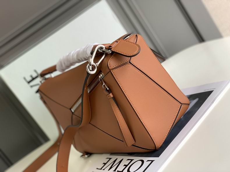 Loewe 061827 29x19.5x14c ss5 (2)