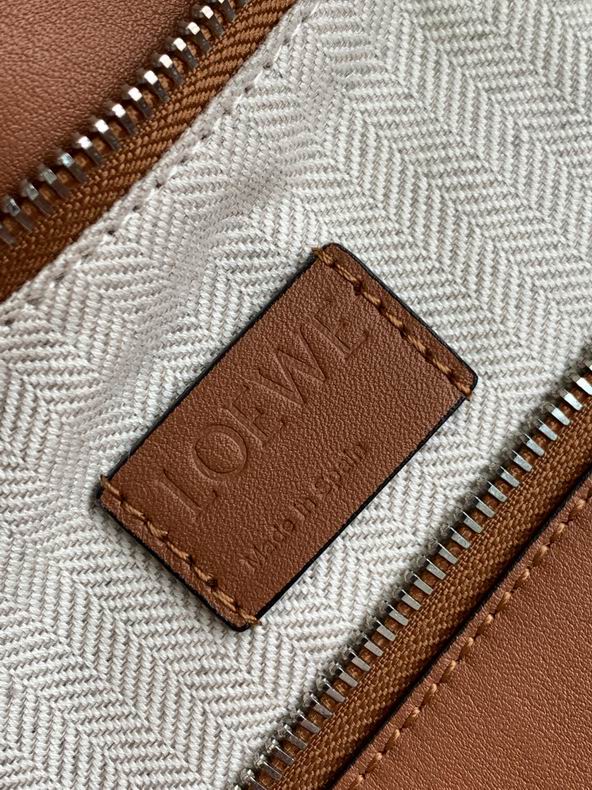 Loewe 061827 29x19.5x14c ss5 (3)