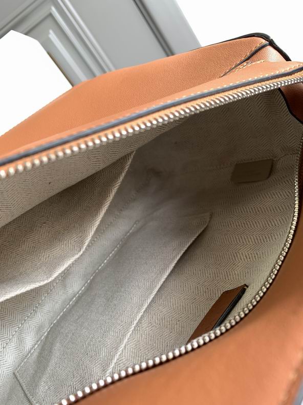 Loewe 061827 29x19.5x14c ss5 (4)