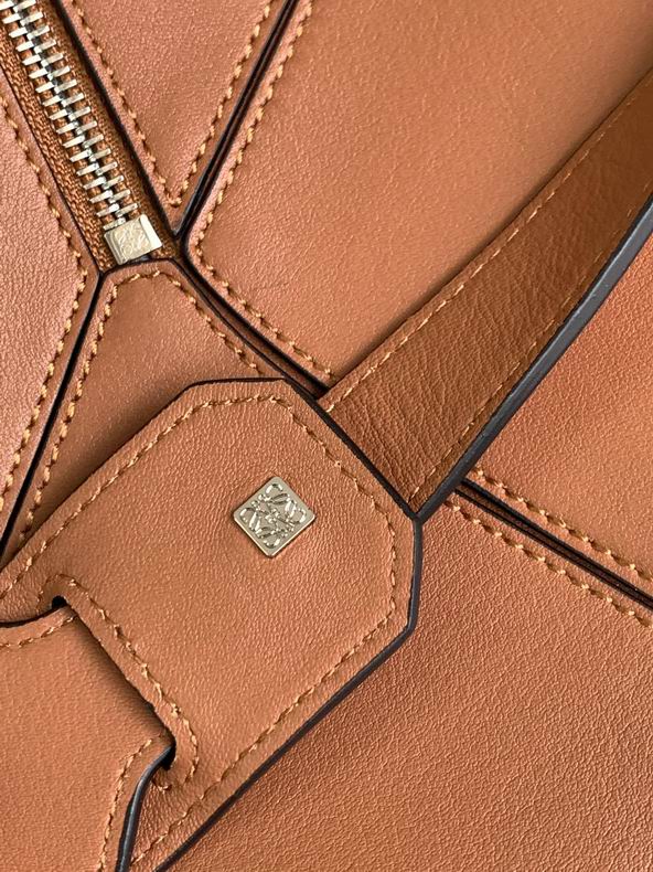 Loewe 061827 29x19.5x14c ss5 (5)