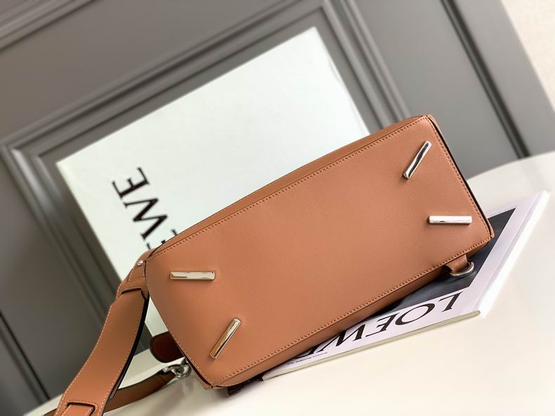 Loewe 061827 29x19.5x14c ss5 (6)