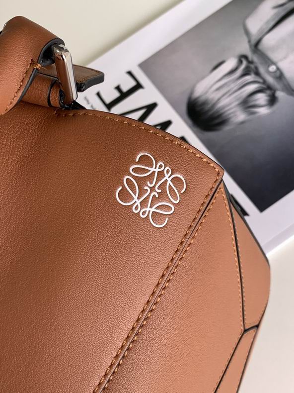 Loewe 061827 29x19.5x14c ss5 (8)