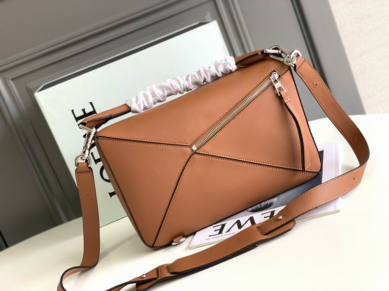 Loewe 061827 29x19.5x14c ss5 (9)