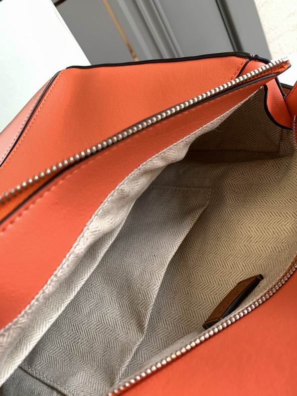 Loewe 061827 29x19.5x14c ss8 (3)