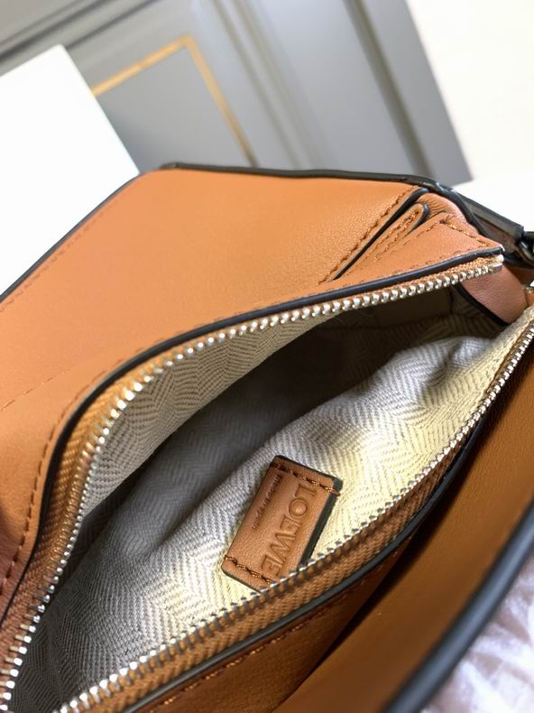 Loewe 061838 18x12.5x8cm ss1 (9)