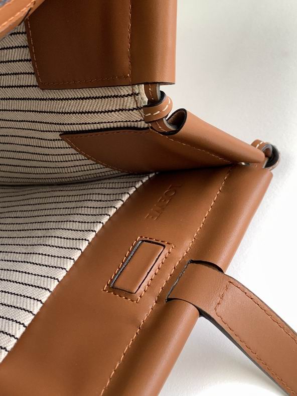 Loewe 061921 32x26x16cm ss44 (2)