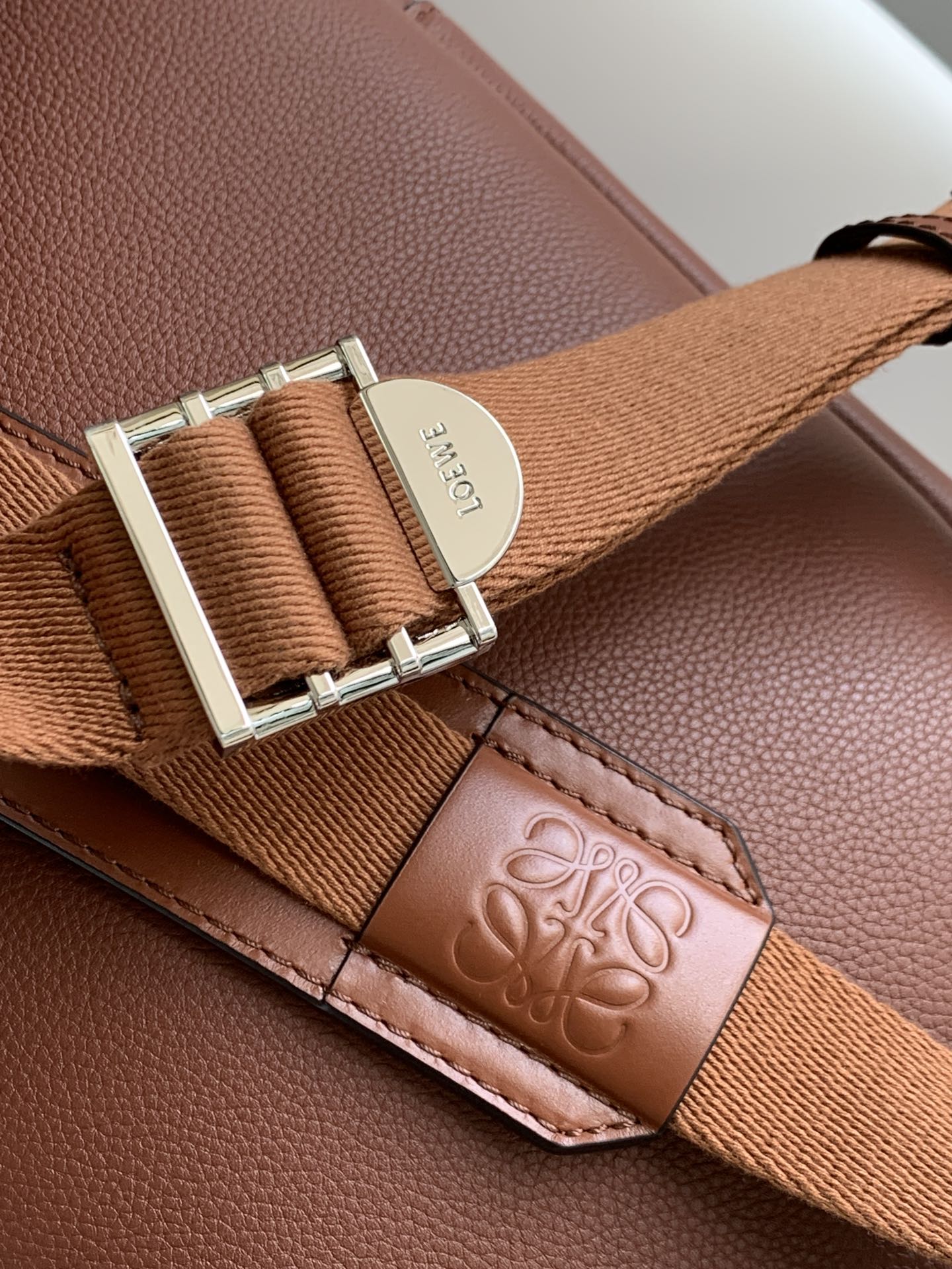 Loewe 10266 39x28.5x11cm ss6 (9)