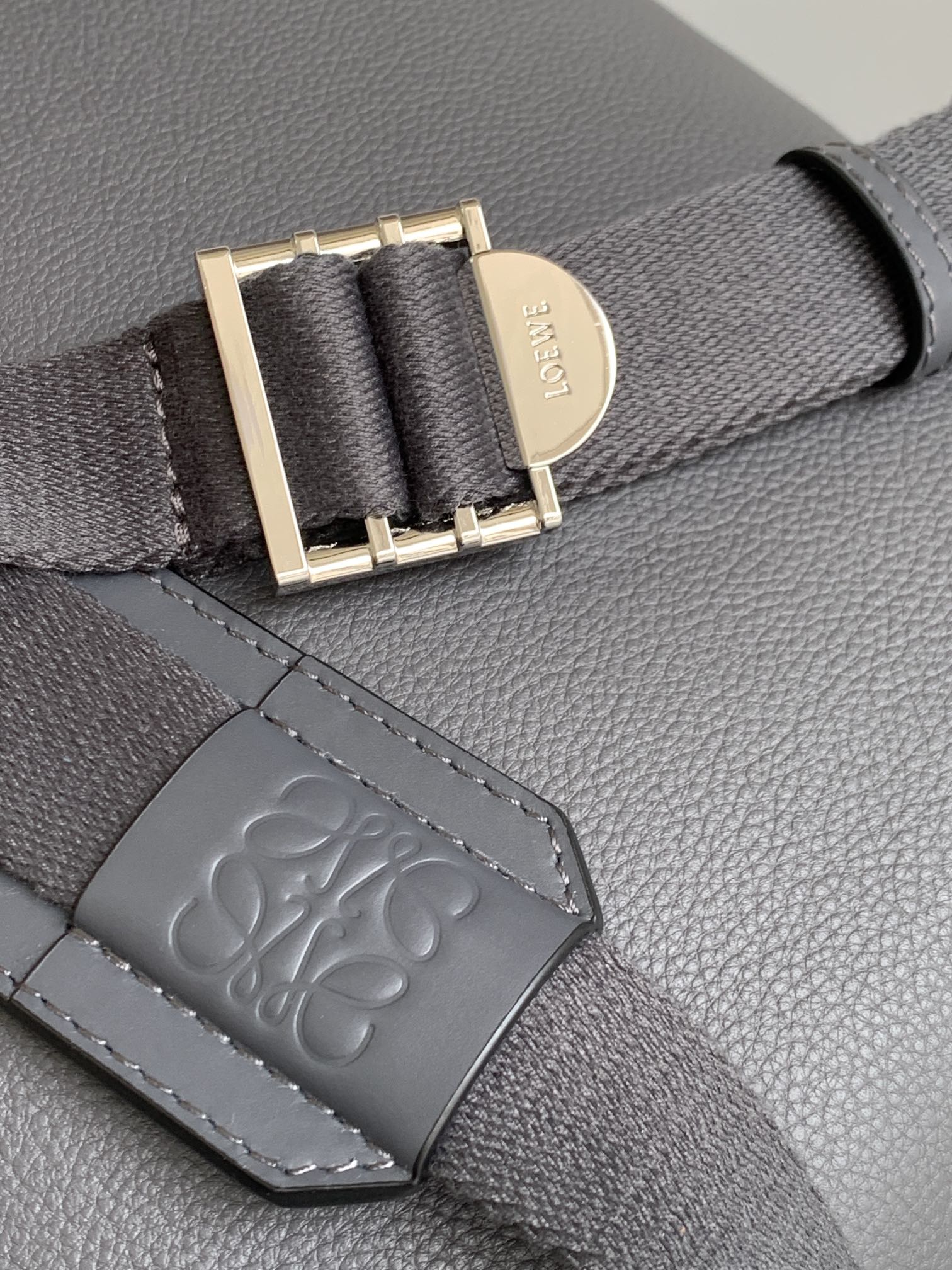 Loewe 10266 39x28.5x11cm ss7 (2)