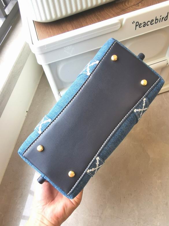 072 24X19.5X7cm TB 4