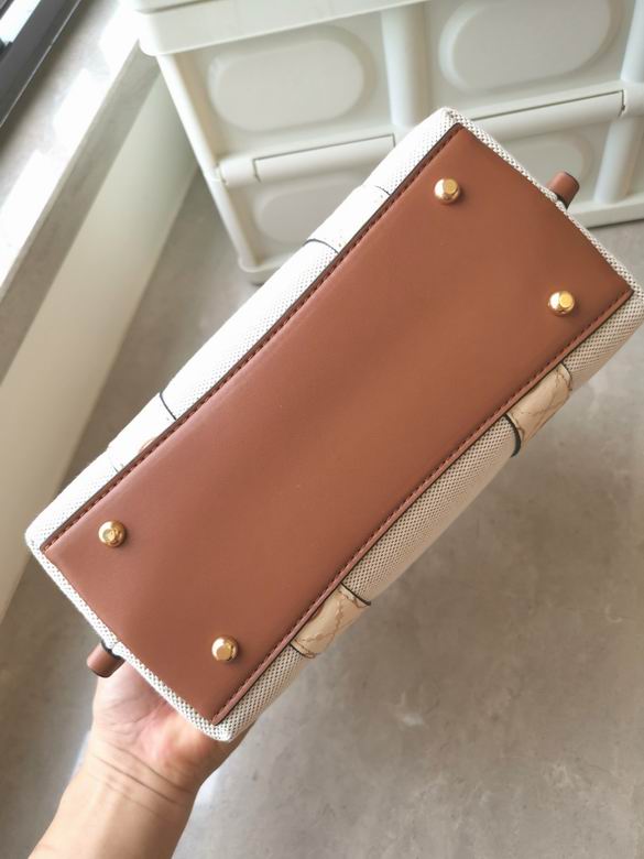 072 24X19.5X7cm TB 4