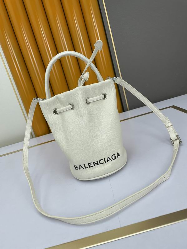 Balenciaga 15x23x15cm ww2 (1)