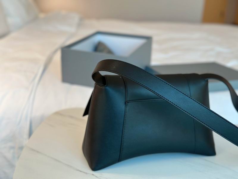 Balenciaga down 28x16cm CN (3)