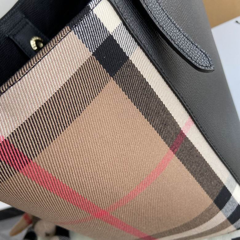 Burberry 29.5x25.5x13cm HQ 3 (5)