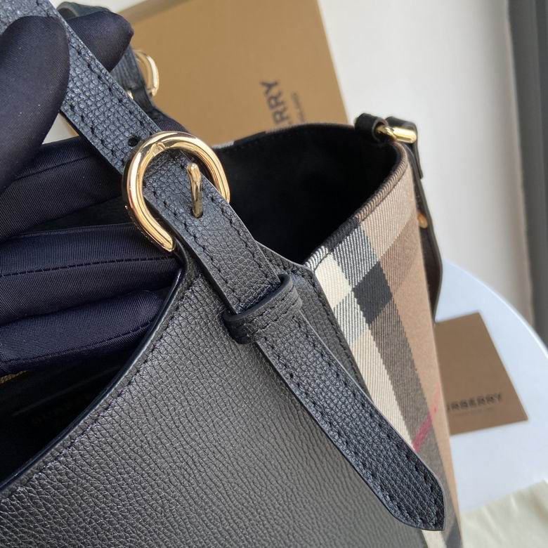 Burberry 29.5x25.5x13cm HQ 3 (6)