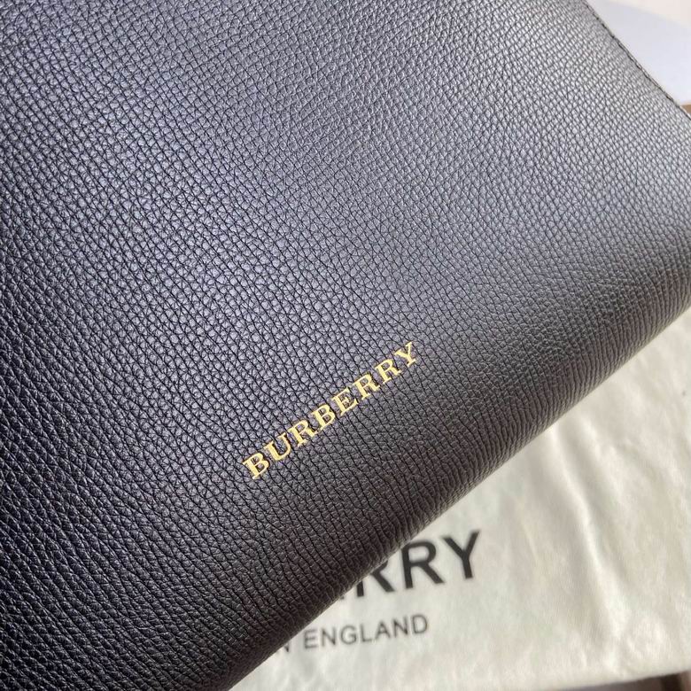 Burberry 29.5x25.5x13cm HQ 3 (7)