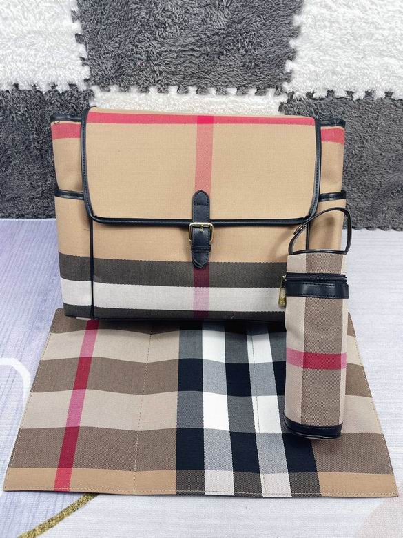 Burberry 42x32x15cm CX 1 (2)
