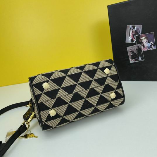 Prada枕头包1BB846 20x14x11cm ww (4)