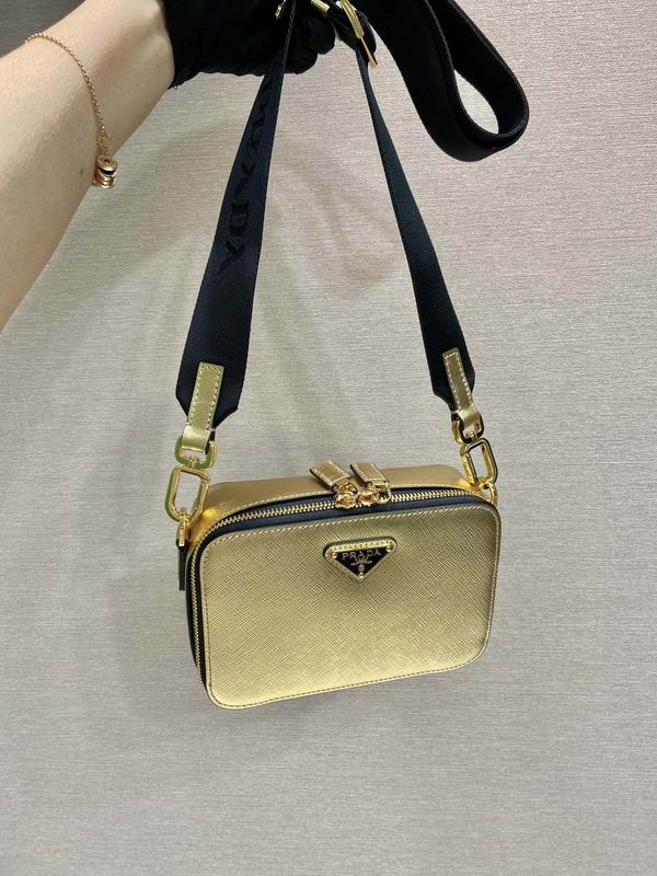 Prada 2VH070金色十字纹19x12.5x5.5cm AP (2)