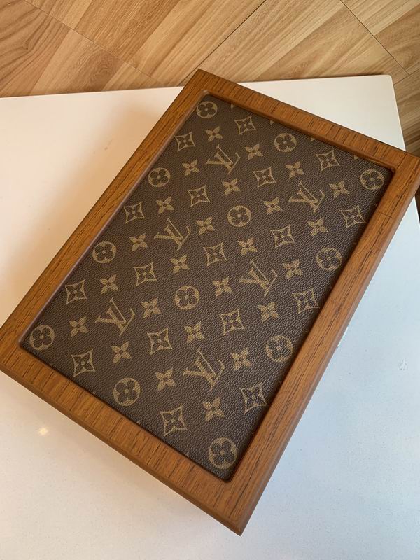 LV B01 31.5x22.5x10cm QS (6)