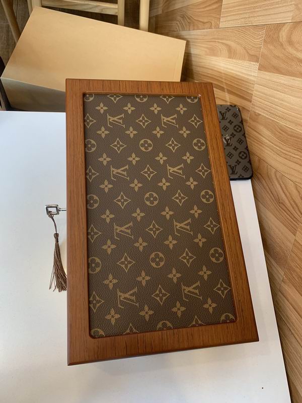 LV B01 37.5x22.5x10cm QS (8)