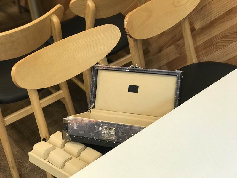 LV M4700B 34x18x11cm QS-1 (6)