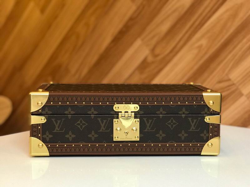 LV M4700B 34x18x11cm QS-6 (1)