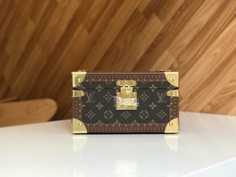LV M4700SNH 24x13x17cm QS (1)