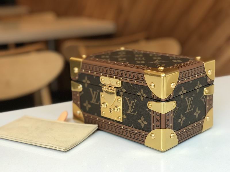 LV M4700SNH 24x13x17cm QS (2)